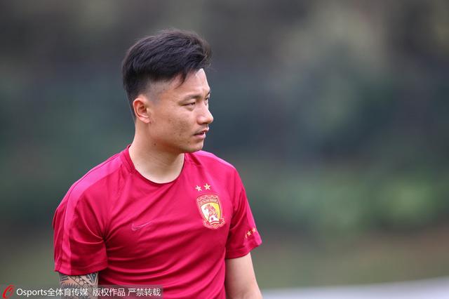 几个酷好电子游戏的年青人——吸血鬼季马、博士、年夜个子、蚊子、丽塔、马克西姆在电子游戏年夜赛中一举夺魁，年夜赛援助商将该公司新开辟的一款“反恐精英”游戏作为额外的奖品发给了他们。年青人们兴趣勃勃地回家把光盘插进了电脑，不意不测产生了，电脑主板被烧，并且音响发出的声波几近让人晕倒。尔后在他们身上产生了一系列奇异现象，马克西姆在保卫女友列娜与黑帮的较劲中，发现本身具有了电脑游戏中人物的超等能量。合法他想把这一切告知季马他们时，遭到黑帮绑架。季马一伙尾随而至，决议用手中的彩弹枪救出马克西姆。他们冲进了关押马克西姆的仓库，却撞上了几十名实枪荷弹的兵士，本来这是商人鲍利斯新采办的雇佣军。两边睁开了剧烈的交火，五名年青人将雇佣军悉数击毙。鲍利斯顺势雇佣了这五名年青人，派他们往暗算本身的贸易竞争敌手。在履行使命中，季马发现了鲍利斯的奥秘，他是想取得波利维亚可替换新能源的钯矿开采权和那些可以将通俗人酿成超等兵士的光盘。季马试图禁止这一切，可是兄弟交恶，博士、扬和蚊子执意要本身具有这些光盘，代替鲍利斯的位子。他们设计操纵季马、马克西姆和丽塔狙击了鲍利斯的基地。眼看光盘得手，但当局的特种兵到来了……
